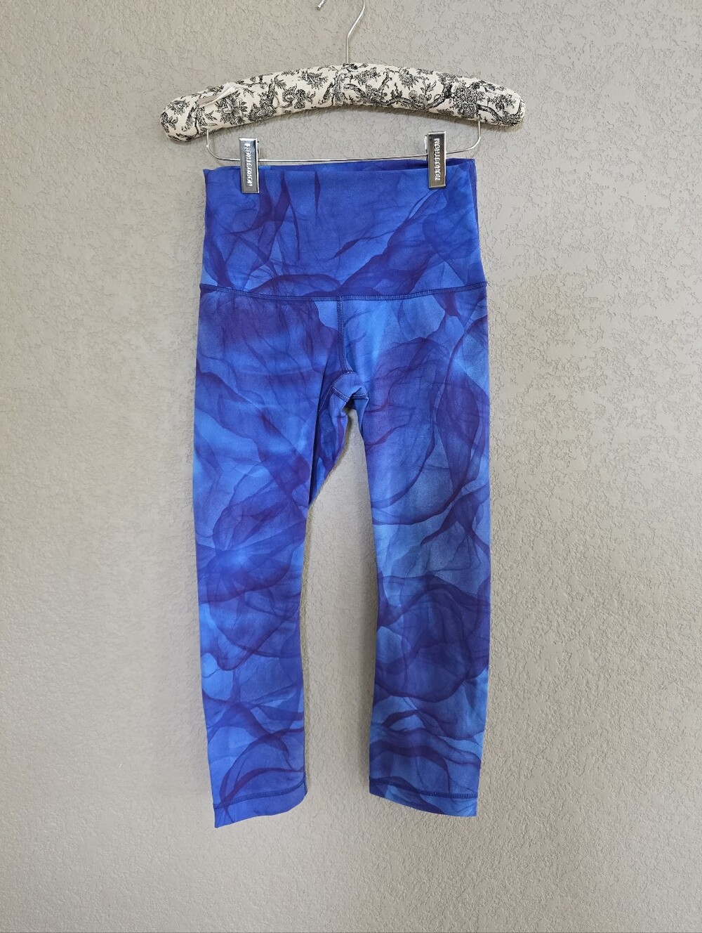 Lululemon Blue Abstract Leggins Size 6 23in Inseam